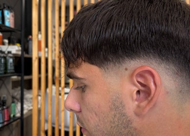 Κομψό fade κούρεμα σε νέο άνδρα στη Barber Corner, Βύρωνας, GR.