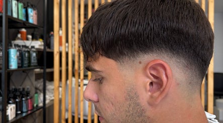 Κομψό fade κούρεμα σε νέο άνδρα στη Barber Corner, Βύρωνας, GR.