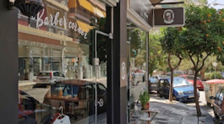 Η είσοδος του Barber Corner στο Βύρωνας, GR, με κομψή διακόσμηση και ευχάριστη ατμόσφαιρα.