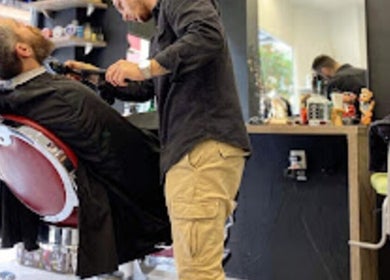 Πελάτης σε καρέκλα κουρείου στο Barber Corner, Βύρωνας, GR κατά τη διάρκεια κουρέματος.