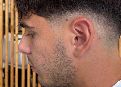 Κοντινό ανδρικού κουρέματος με fade στο Barber Corner, Βύρωνας, GR