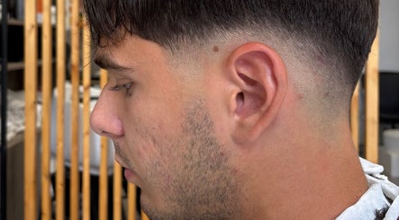 Κοντινό ανδρικού κουρέματος με fade στο Barber Corner, Βύρωνας, GR