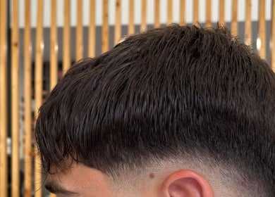 Σύγχρονο κούρεμα στο Barber Corner, Βύρωνας, GR με μοντέρνες γραμμές και φινίρισμα.