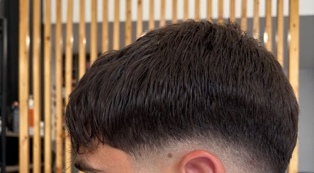 Σύγχρονο κούρεμα στο Barber Corner, Βύρωνας, GR με μοντέρνες γραμμές και φινίρισμα.