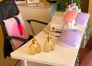 Mesa de manicure em Madmoiselle Beleza e Estética, Lagos, Faro, PT com produtos e cadeira confortável.