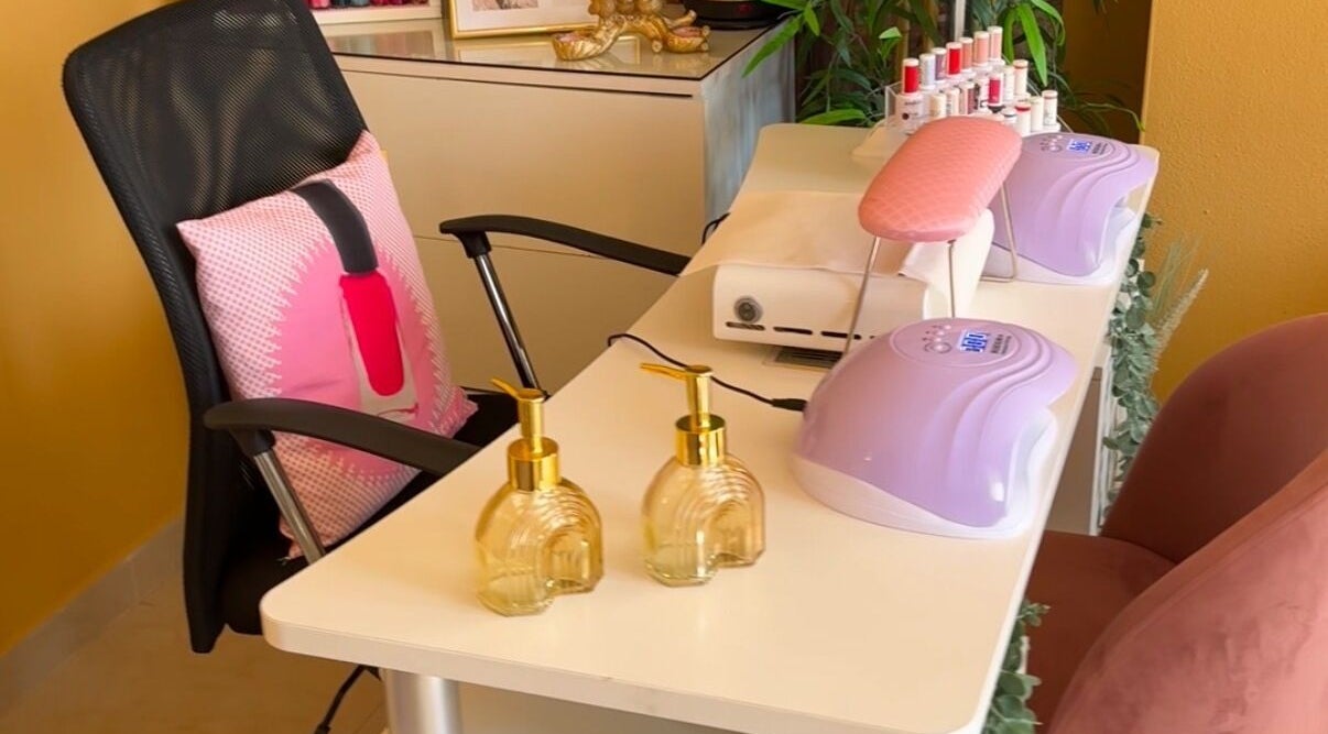 Mesa de manicure em Madmoiselle Beleza e Estética, Lagos, Faro, PT com produtos e cadeira confortável.