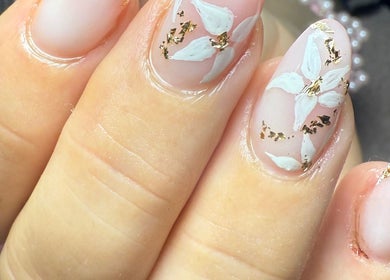 Unhas decoradas com flores brancas na Madmoiselle Beleza e Estética, Lagos, Faro, PT.