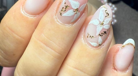 Unhas decoradas com flores brancas na Madmoiselle Beleza e Estética, Lagos, Faro, PT.