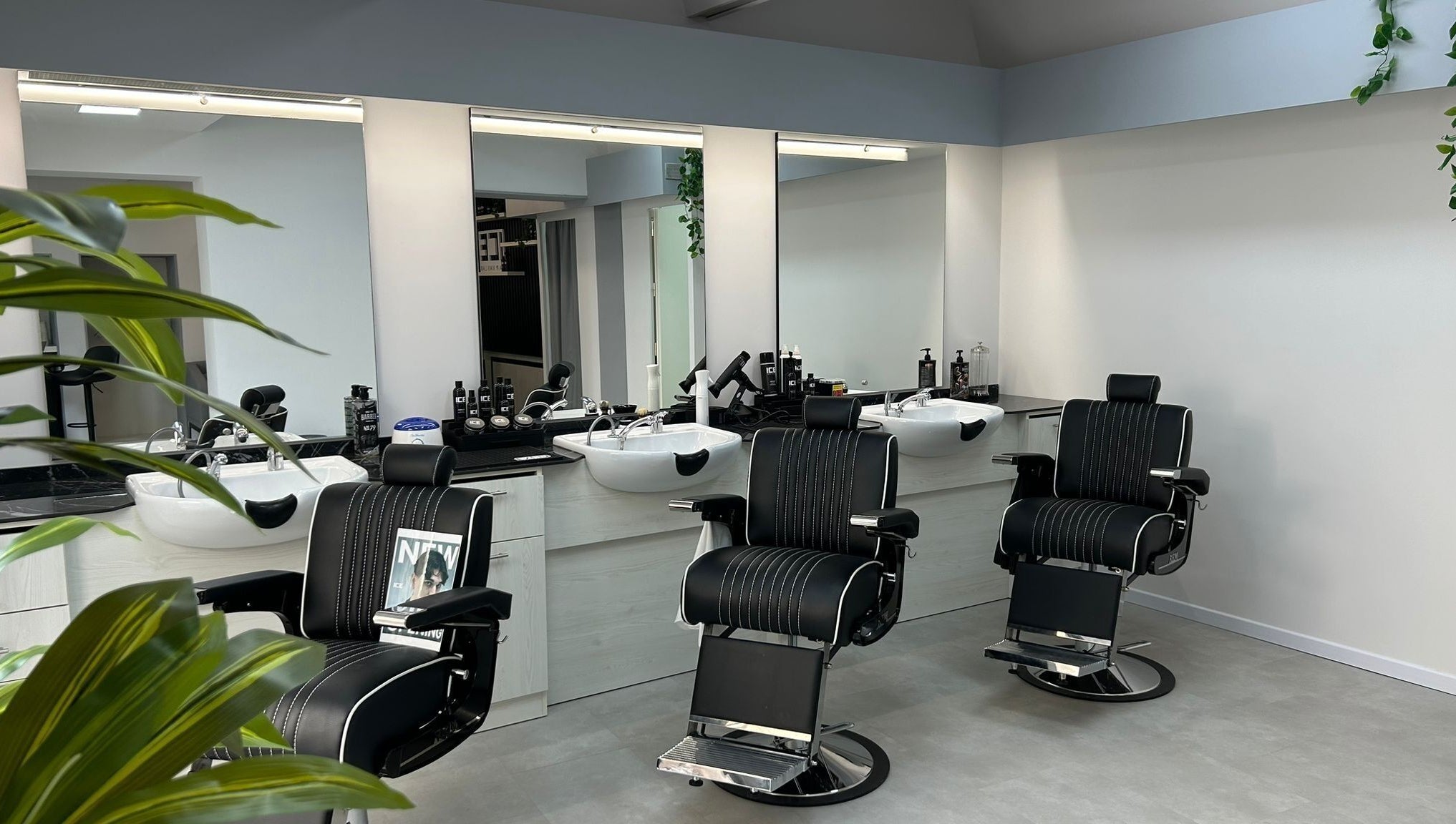 Sedia da barbiere elegante presso ICE Hair Man Lab, Senigallia, Marche, IT.