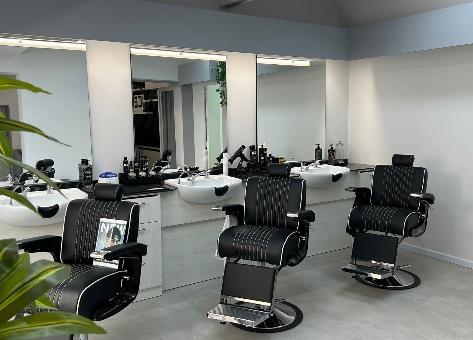 Sedia da barbiere elegante presso ICE Hair Man Lab, Senigallia, Marche, IT.