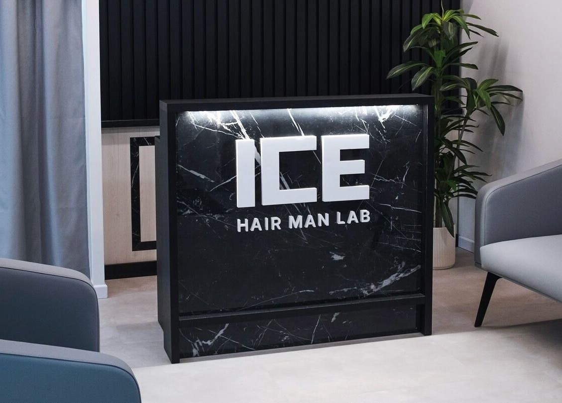 Reception moderna di ICE Hair Man Lab a Senigallia, Marche, IT con dettagli in marmo nero.