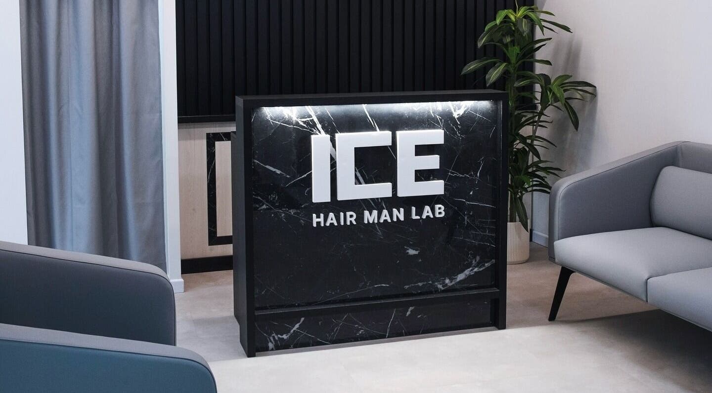 Reception moderna di ICE Hair Man Lab a Senigallia, Marche, IT con dettagli in marmo nero.