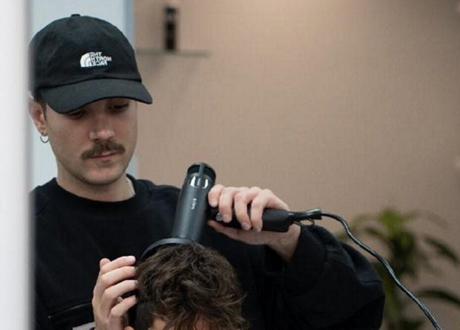 Parrucchiere al lavoro su cliente in ICE Hair Man Lab, Senigallia, Marche, IT.