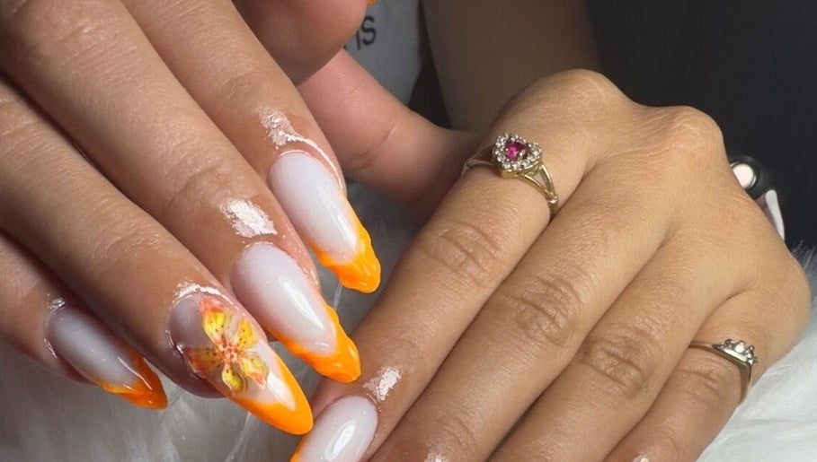 Uñas con diseño floral en Nails Bymaiby, West Palm Beach, Florida, US.
