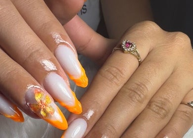 Uñas con diseño floral en Nails Bymaiby, West Palm Beach, Florida, US.