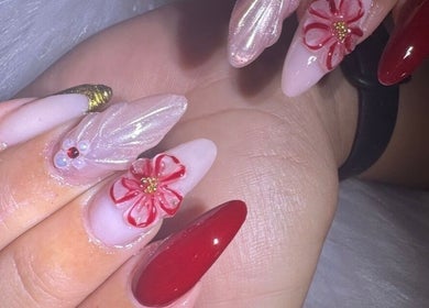 Uñas decoradas con flores 3D en Nails Bymaiby, West Palm Beach, Florida, US.