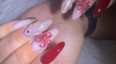 Uñas decoradas con flores 3D en Nails Bymaiby, West Palm Beach, Florida, US.