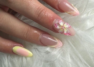 Uñas decoradas con diseño floral en Nails Bymaiby, West Palm Beach, Florida, US.
