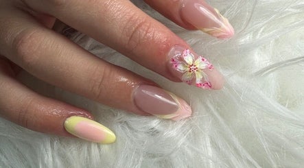 Uñas decoradas con diseño floral en Nails Bymaiby, West Palm Beach, Florida, US.