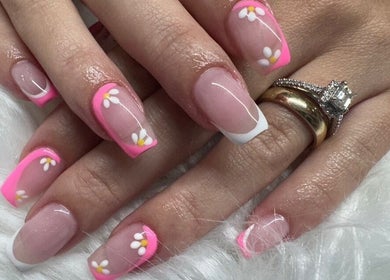 Manicura floral elegante en Nails Bymaiby, West Palm Beach, Florida, US.