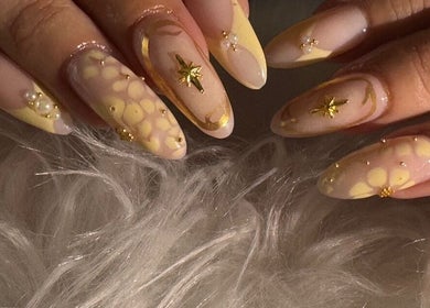 Manicura sofisticada en Nails Bymaiby, West Palm Beach, Florida, US, con detalles en oro y perlado.