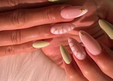 Elegantes uñas decoradas en Nails Bymaiby, West Palm Beach, Florida, US.