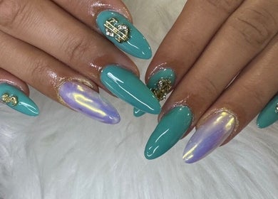 Uñas acrílicas decoradas en Nails Bymaiby, West Palm Beach, Florida, US.