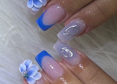 Manicura azul con diseño floral en Nails Bymaiby, West Palm Beach, Florida, US.