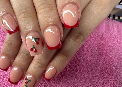 Diseño de uñas con cerezas en Nails Bymaiby, West Palm Beach, Florida, US.