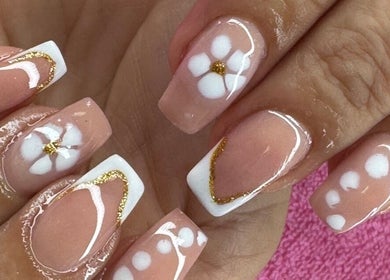 Diseño de uñas floral y elegante en Nails Bymaiby, West Palm Beach, Florida, US.