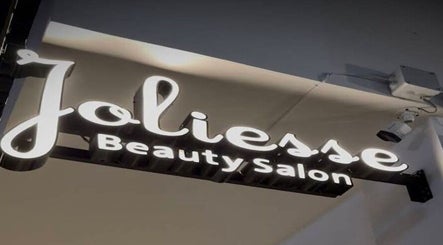 لافتة نيون لمركز جوليس للتجميل في الرياض، منطقة الرياض، المملكة العربية السعودية.