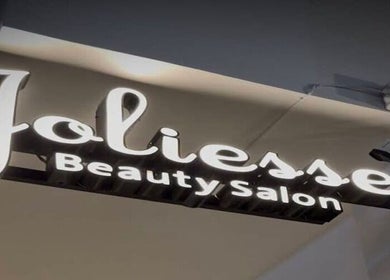 لوحة مضيئة لجوليس جمال صالون في الرياض، منطقة الرياض، المملكة العربية السعودية.
