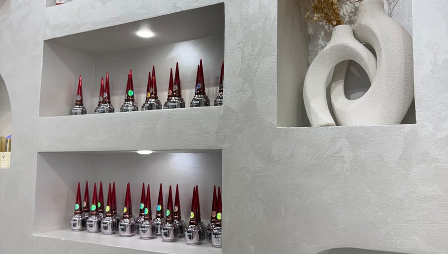 Коллекция лаков в Sadoo Ladies Beauty Center, Абу-Даби, украшена стильным декором.