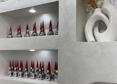 Коллекция лаков в Sadoo Ladies Beauty Center, Абу-Даби, украшена стильным декором.