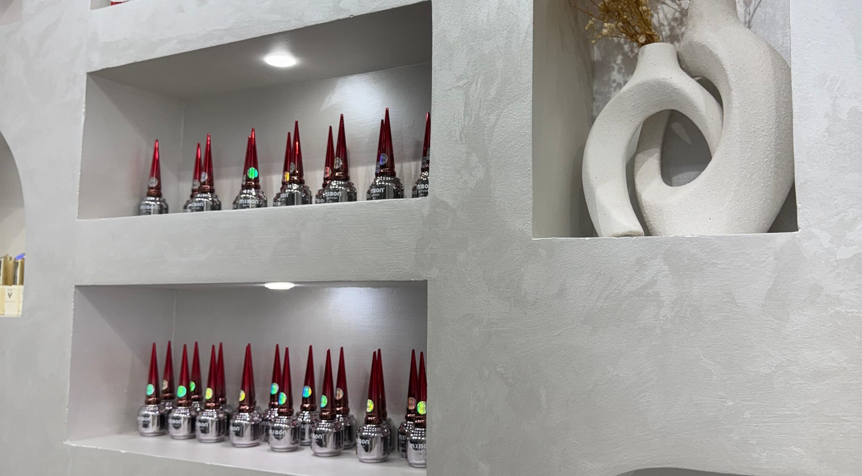 Коллекция лаков в Sadoo Ladies Beauty Center, Абу-Даби, украшена стильным декором.