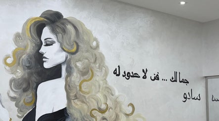 Рисунок женщины с надписью украшает стену в Sadoo Ladies Beauty Center в Абу-Даби, AE.