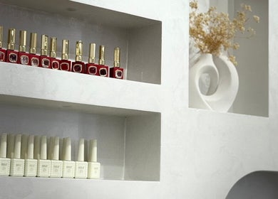 Элегантные полки лака для ногтей в Sadoo Ladies Beauty Center, Абу-Даби, AE.