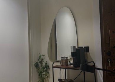 Chic corner with mirror and plants at Dakkat Athiyah, Riyadh, Riyadh Province, SA.