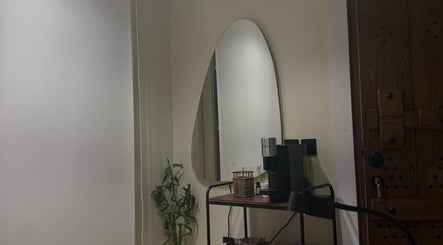 Chic corner with mirror and plants at Dakkat Athiyah, Riyadh, Riyadh Province, SA.