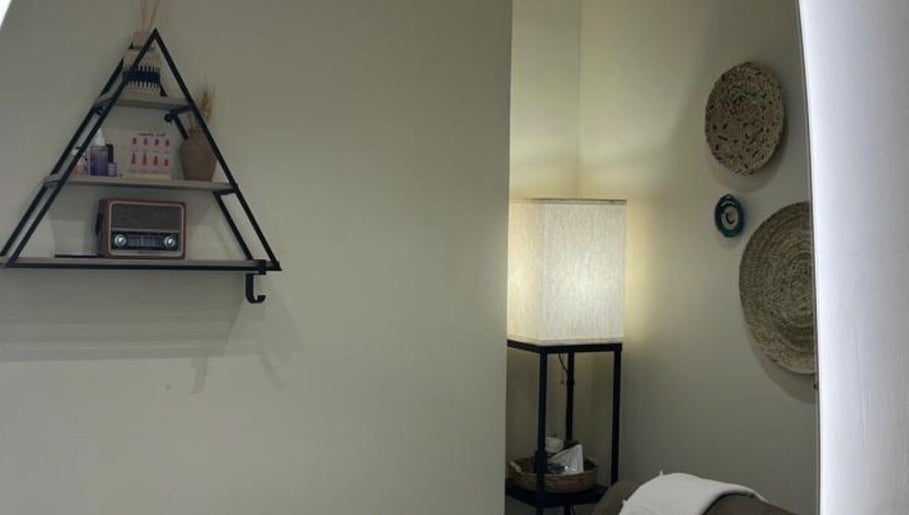Calming interior at Dakkat Athiyah, Riyadh featuring cozy lighting and decor elements.