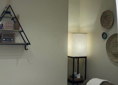 Calming interior at Dakkat Athiyah, Riyadh featuring cozy lighting and decor elements.