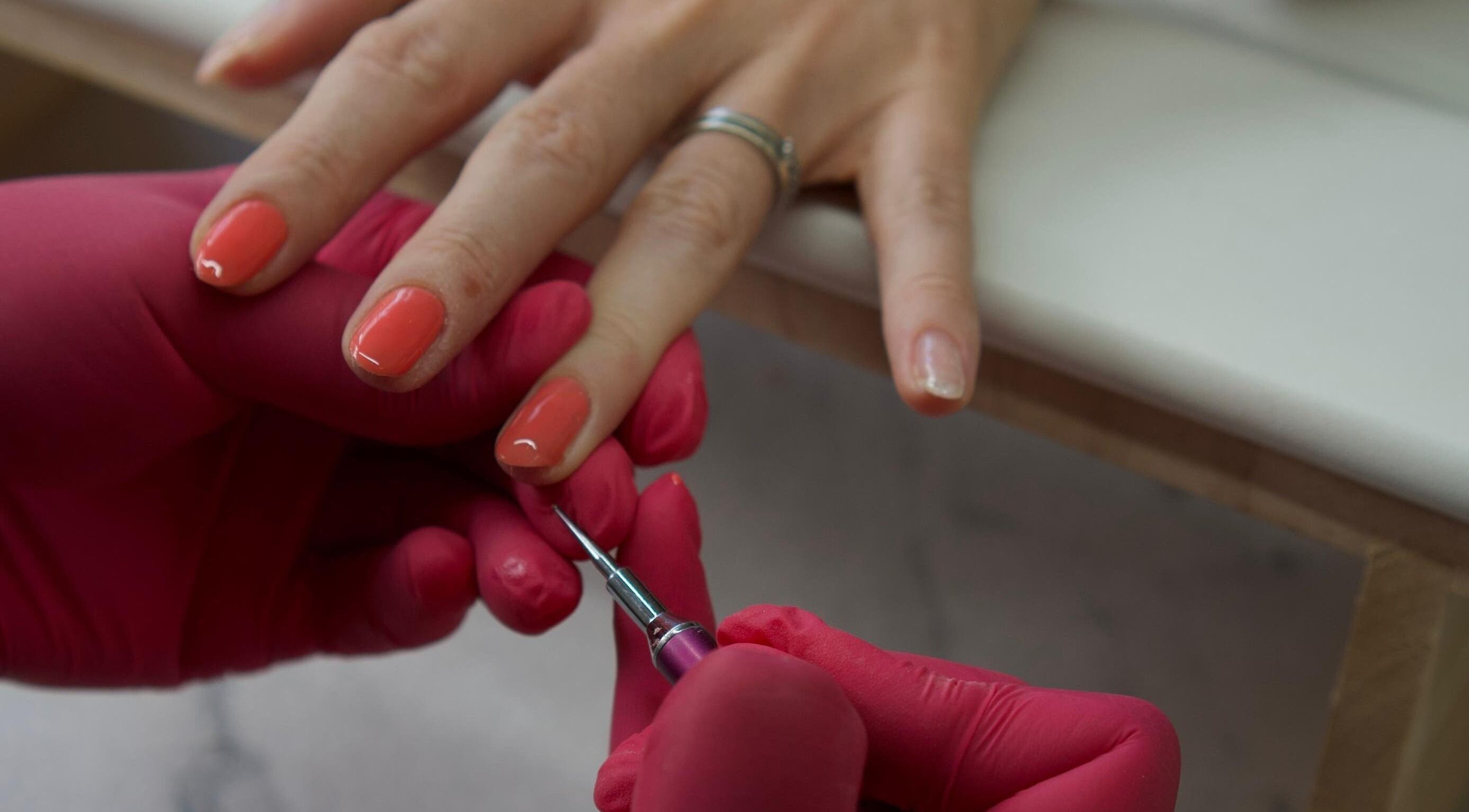 Manucure professionnelle à Flo Rinails, Saint-leu, Saint-paul, RE, mettant en valeur des ongles soignés rouge corail.