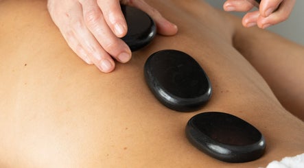 Piedras calientes en un masaje en Ámbar Masajes, València, Comunidad Valenciana, ES.