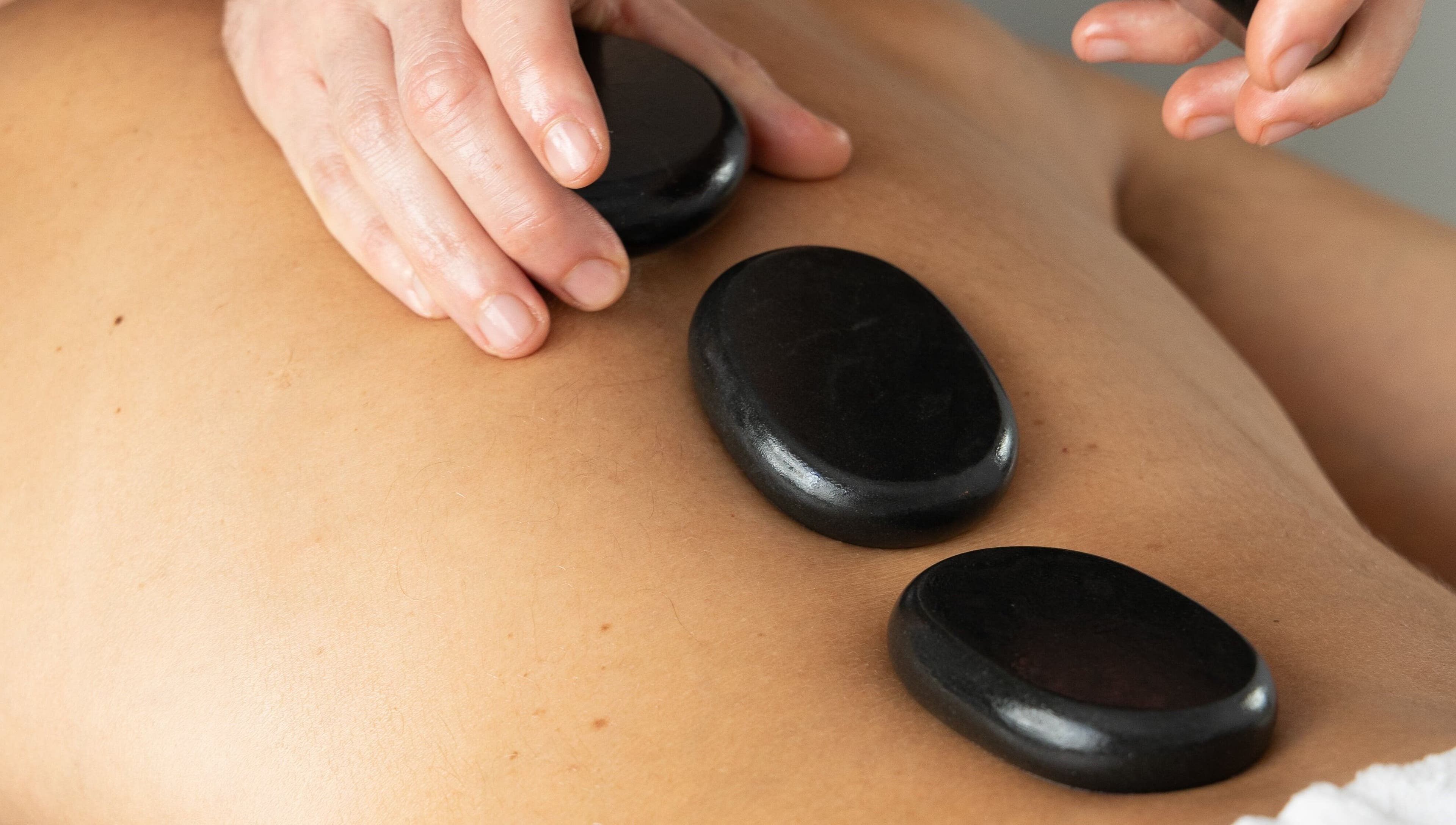 Terapia de piedras calientes en Ámbar Masajes, València, Comunidad Valenciana, ES.