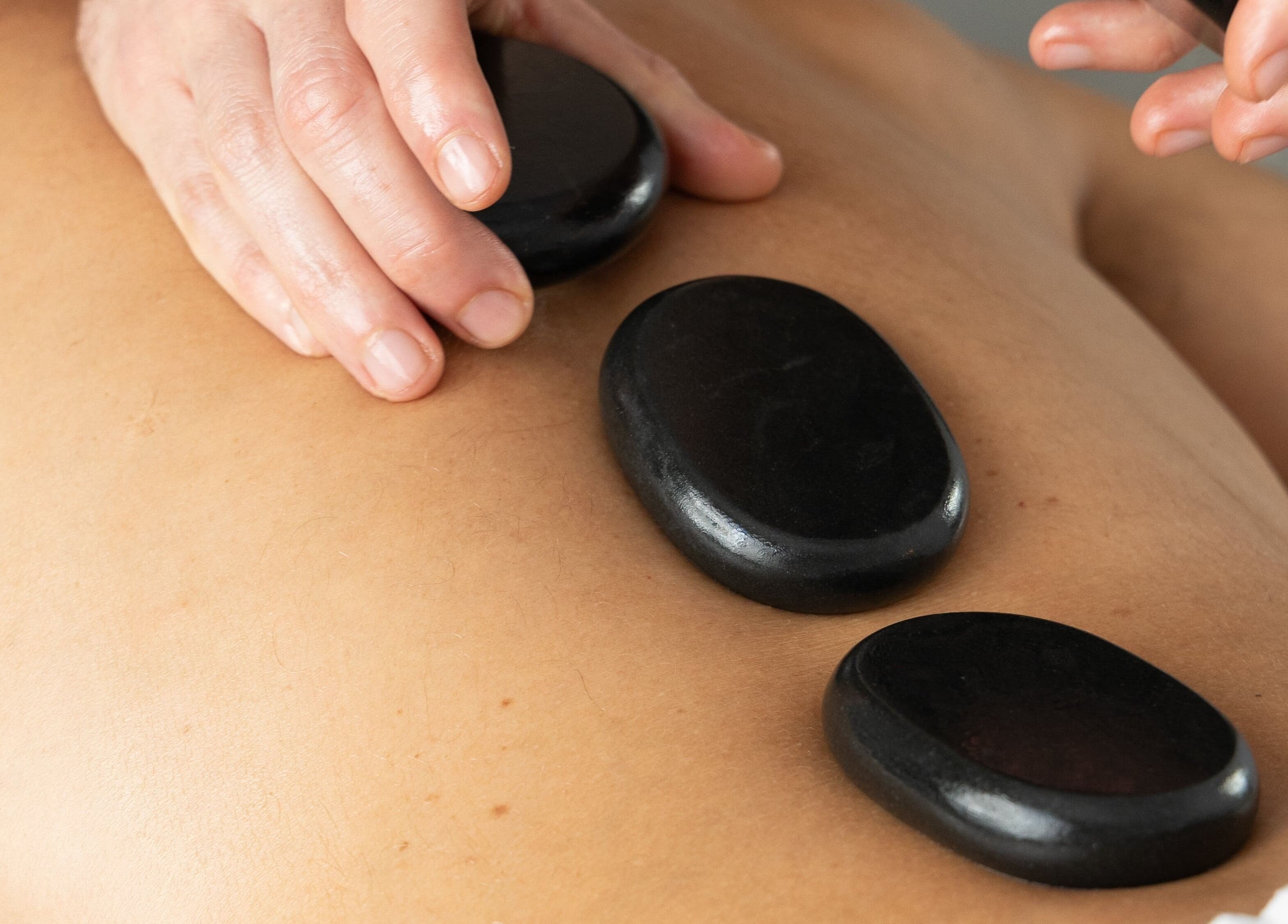 Terapia de piedras calientes en Ámbar Masajes, València, Comunidad Valenciana, ES.