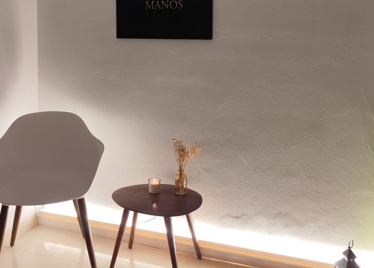 Rincón acogedor de Ámbar Masajes con silla y mesa en València, Comunidad Valenciana, ES.