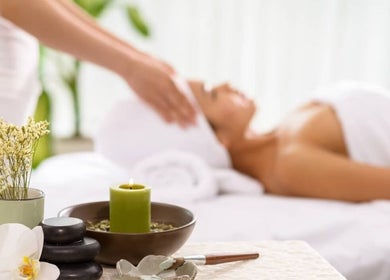 Escena relajante en Vicky Spa, Ñuñoa, Región Metropolitana, CL con velas y masaje relajante.
