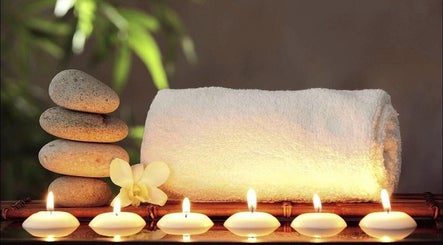 Ambiente relajante con velas y piedras en Vicky Spa, Ñuñoa, Región Metropolitana, CL.