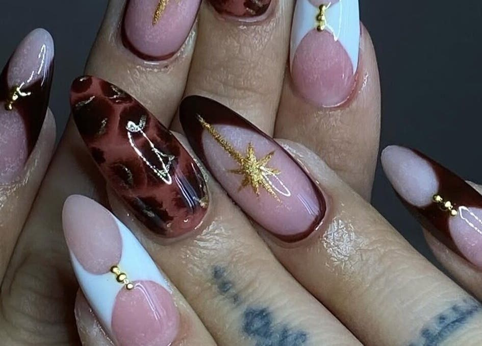 Πολυτελής τέχνη νυχιών στο V K, Ηράκλειο, GR με χρυσαφένιες λεπτομέρειες.