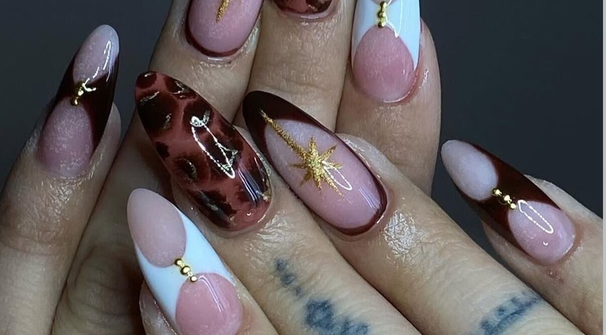 Πολυτελής τέχνη νυχιών στο V K, Ηράκλειο, GR με χρυσαφένιες λεπτομέρειες.